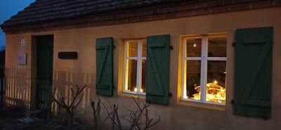Das Büdnerhaus am historischen Dorfanger Petershagen weihnachtlich beleuchtet
