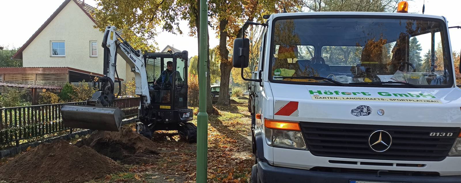 Pflanzlöcher werden vorbereitet für neue Straßenbäume in der Annenstraße.